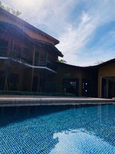 a large swimming pool in front of a building at Pousada In Bali - Maresias in Maresias