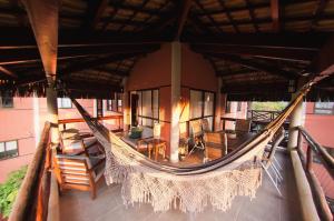 hamaca al aire libre colgada de un edificio con patio en Cumbuco Dream Village, en Cumbuco