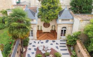 Elle offre une vue aérienne sur une maison dotée d'une terrasse. dans l'établissement Hotel des Quinconces Bordeaux Centre, à Bordeaux