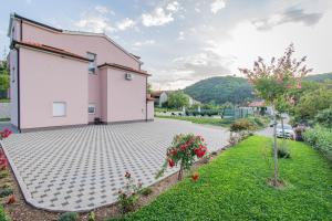 a house with a garden and a driveway at Green Paradise Estate Trilj in Trilj