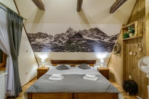 sypialnia z łóżkiem z górskim malowidłem na ścianie w obiekcie Willa Silene - góralska muzyka na żywo i bezpłatne rowery do wypożyczenia w Bukowinie Tatrzańskiej