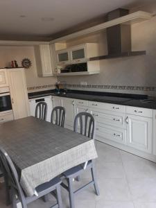 A kitchen or kitchenette at Villa Las Bahías