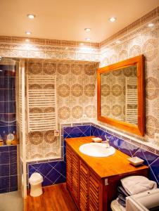 a bathroom with a sink and a mirror at Les Terrasses de Tresserve in Aix-les-Bains