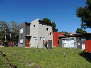 une maison au sommet d'une colline herbeuse dans l'établissement Solar de las Gaviotas, à Las Gaviotas