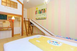 Una cama o camas en una habitación de 新斑鳩小鎮親子民宿 10-28人可來電包棟
