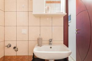 Kúpeľňa v ubytovaní Central Studio! Fiber WiFi, AC, Private, Self Check-in! + 27 fotografií