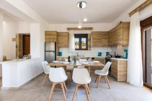 Kuchyňa alebo kuchynka v ubytovaní Dimokritos Villas IV, V, & VI, a homestay experience, By ThinkVilla