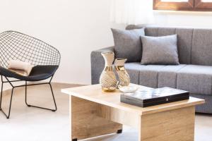 Posedenie v ubytovaní Dimokritos Villas IV, V, & VI, a homestay experience, By ThinkVilla
