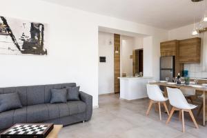 Kuchyňa alebo kuchynka v ubytovaní Dimokritos Villas IV, V, & VI, a homestay experience, By ThinkVilla
