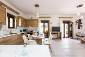 Kuchyňa alebo kuchynka v ubytovaní Dimokritos Villas IV, V, & VI, a homestay experience, By ThinkVilla