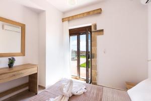 Posteľ alebo postele v izbe v ubytovaní Dimokritos Villas IV, V, & VI, a homestay experience, By ThinkVilla