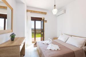 Posteľ alebo postele v izbe v ubytovaní Dimokritos Villas IV, V, & VI, a homestay experience, By ThinkVilla