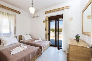 Posteľ alebo postele v izbe v ubytovaní Dimokritos Villas IV, V, & VI, a homestay experience, By ThinkVilla