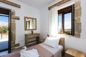 Posteľ alebo postele v izbe v ubytovaní Dimokritos Villas IV, V, & VI, a homestay experience, By ThinkVilla