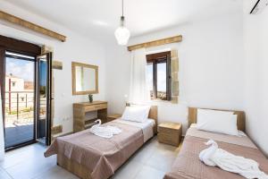 Posteľ alebo postele v izbe v ubytovaní Dimokritos Villas IV, V, & VI, a homestay experience, By ThinkVilla