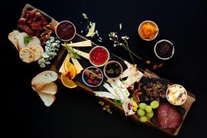 een tafel met een heleboel verschillende soorten voedsel bij De Kombuys in Oudtshoorn