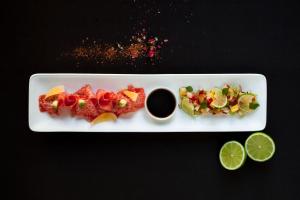 een bord met fruit en een salade bij De Kombuys in Oudtshoorn +144 foto's