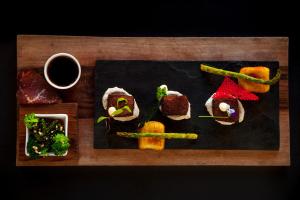 een bord eten op een tafel met sushi bij De Kombuys in Oudtshoorn