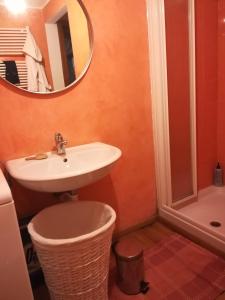 une salle de bain avec un lavabo et un miroir dans l'établissement La Casetta, à Côme