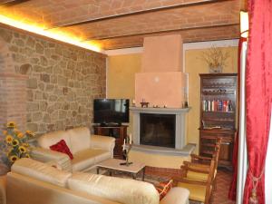 - un salon avec un canapé et une cheminée dans l'établissement Villa Agrirosa, à Monte San Savino
