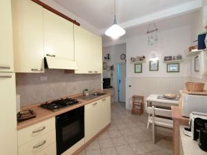 A kitchen or kitchenette at Il Nido Di Tonfano
