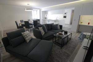 un soggiorno con un divano e un tavolo di Apartamento das Malheiras a Viana do Castelo