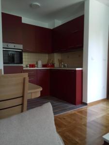 O bucătărie sau chicinetă la Apartmani Kršić