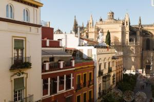 vista su una città con edifici e una cattedrale di Veoapartment Mateos Gago 3D a Siviglia