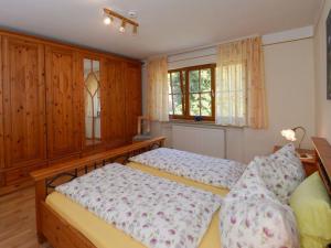 2 letti in una camera da letto con armadi in legno di Bergfranzenhof a Oppenau