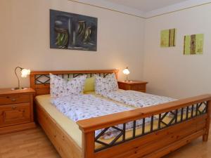 una camera con letto in legno e 2 comodini di Bergfranzenhof a Oppenau
