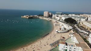 an aerial view of a beach with a crowd of people at Centrico Playa Caleta 3 dormitorios in Cádiz
