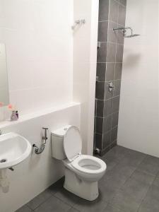 Koupelna v ubytování Sparkling clean Homestay @ Kota Kemuning - Rimbayu