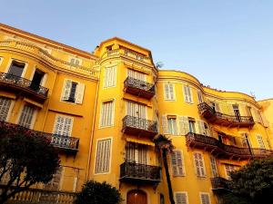 ニースにあるAncient Italian Palaceの黄色の建物(バルコニー付)