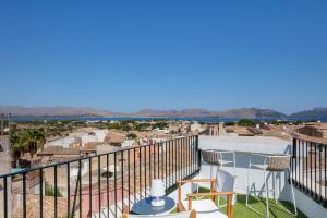 einen Balkon mit Stadtblick in der Unterkunft Fonda Llabres Boutique in Alcúdia