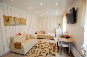 Una pequeña sala de estar con un sofá y una mesa. en Karusselli Apartement, en Pärnu