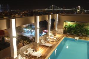 una piscina en la azotea de un edificio con un puente en Stay Hotel en Da Nang