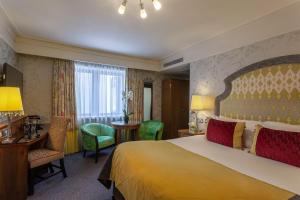 Postel nebo postele na pokoji v ubytování Clontarf Castle Hotel