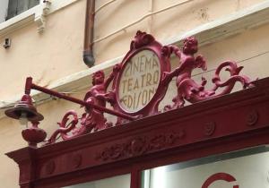a pink clock on the side of a building at La Suite del Doge - Parking in Treviso