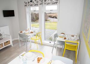 TV a/nebo společenská místnost v ubytování Ballintoy B&B IsleofSkye