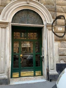 zielone drzwi budynku z oknem w obiekcie A casa di Lou w Genui