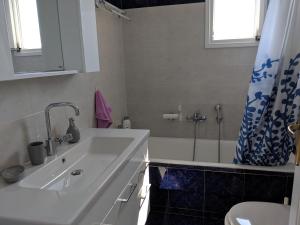 Koupelna v ubytování Anthoula's Sea View Apartment