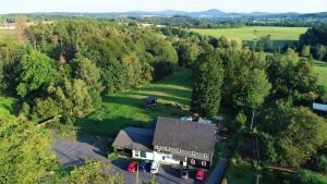 una vista aerea di una casa in mezzo a un campo di Penzion Vlčárna a Krásná Lípa