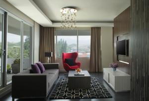 TV a/nebo společenská místnost v ubytování Patra Bandung Hotel