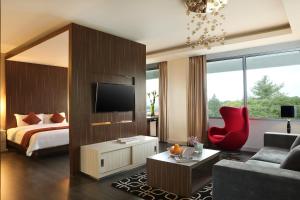 Postel nebo postele na pokoji v ubytování Patra Bandung Hotel