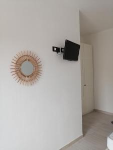 Televízia a/alebo spoločenská miestnosť v ubytovaní Casa di Chia Buggerru