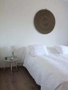 Un pat sau paturi într-o cameră la Lou Pastourel