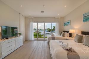 Televisyen dan/atau pusat hiburan di Luxurious Beach Retreat w Heated PoolBasketball