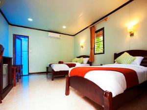 Ein Bett oder Betten in einem Zimmer der Unterkunft Lanta Coral Beach Resort