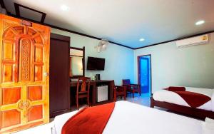 Ein Bett oder Betten in einem Zimmer der Unterkunft Lanta Coral Beach Resort