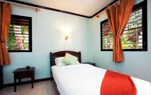 Ein Bett oder Betten in einem Zimmer der Unterkunft Lanta Coral Beach Resort